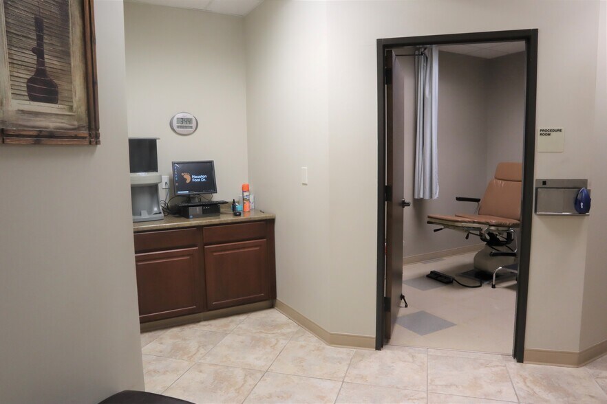 More Photos Of 9405 Huffmeister Rd, Houston Storefront Retail Office For Lease