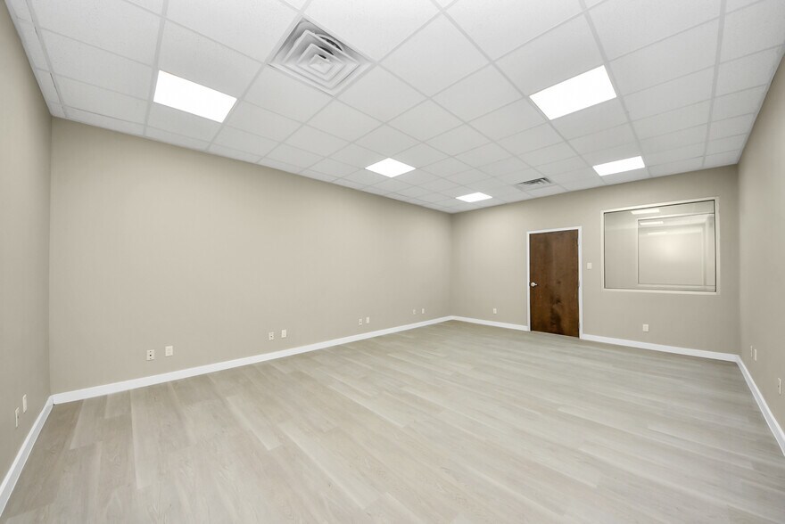 More Photos Of 1563 Live Oak St, Webster Office For Sale