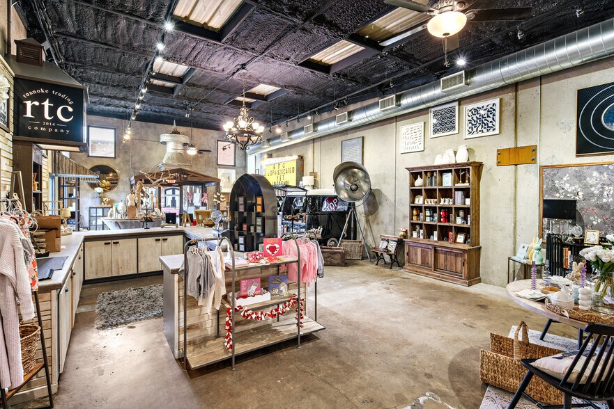 More Photos Of 115 N Oak St, Roanoke Restaurant For Sale