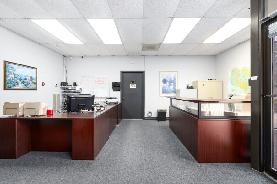 More Photos Of 100 Hilbig Rd, Conroe Warehouse For Lease