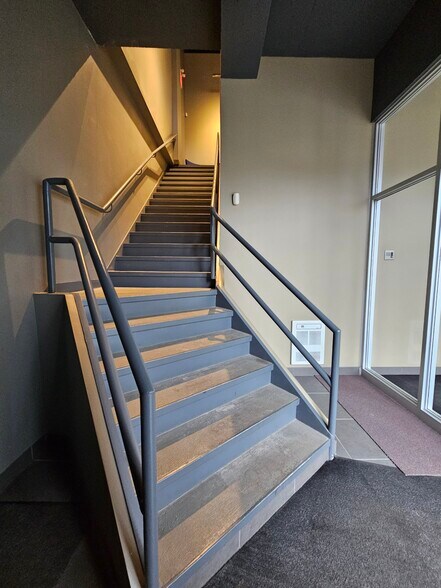 More Photos Of 25 Rue Saint-Jacques, Montréal Manufacturing For Sale