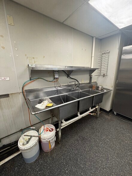 More Photos Of 3221 Lorain Ave, Cleveland Storefront Retail Residential For Lease