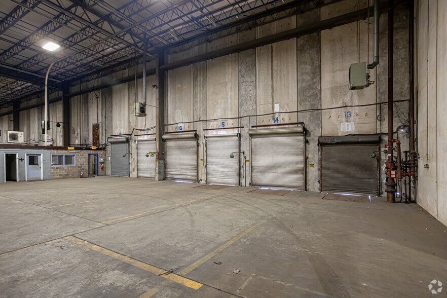 More Photos Of 1000 Elmwood Park Blvd, Elmwood Distribution For Lease
