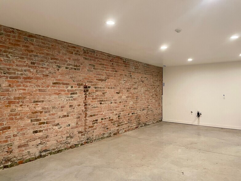 More Photos Of 411 2nd Ave Ext S, Seattle Storefront For Lease