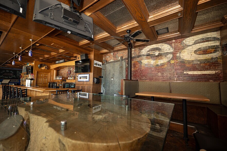 More Photos Of 100 Main St, Dubuque Flex For Sale