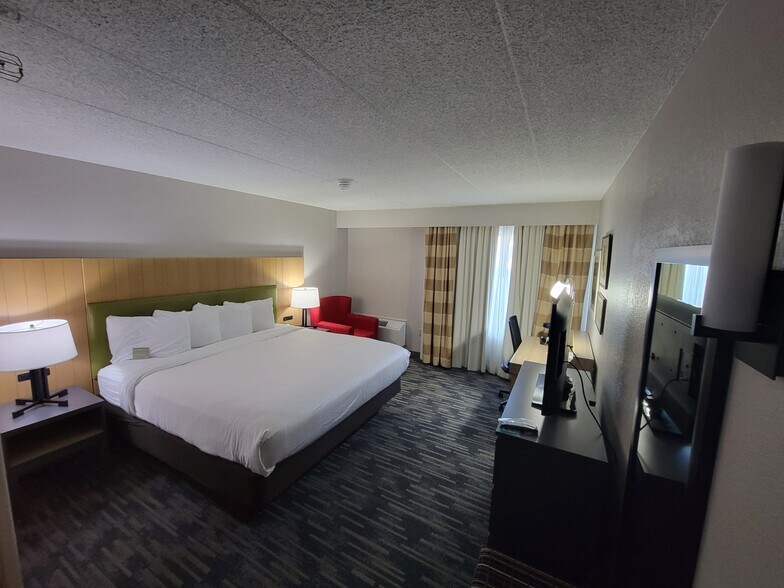 More Photos Of 1301 W Bond Cir, Lincoln Hotel For Sale