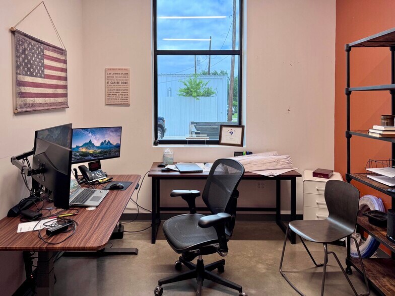More Photos Of 1009 W 2nd St, Taylor Flex For Sale