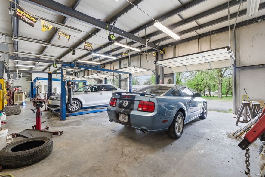 More Photos Of 1525 E Florida St, Springfield Auto Repair For Sale