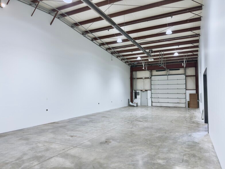 More Photos Of 1019 Rail Dr, Woodstock Warehouse For Lease