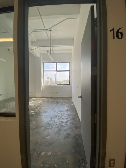 More Photos Of 901 E 31st St, Los Angeles Manufacturing For Lease