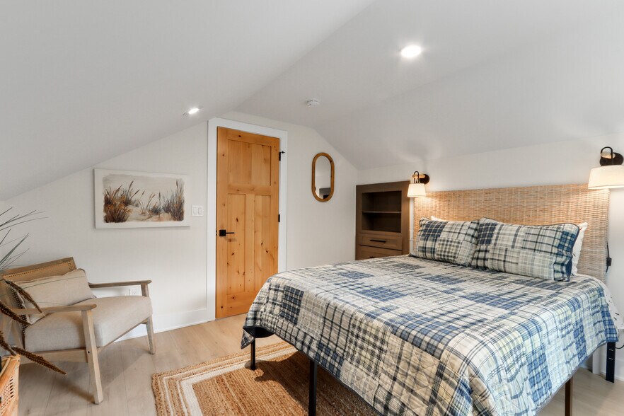 More Photos Of W4724 S Lakeshore Dr, Fontana-on-Geneva Lake Storefront For Sale