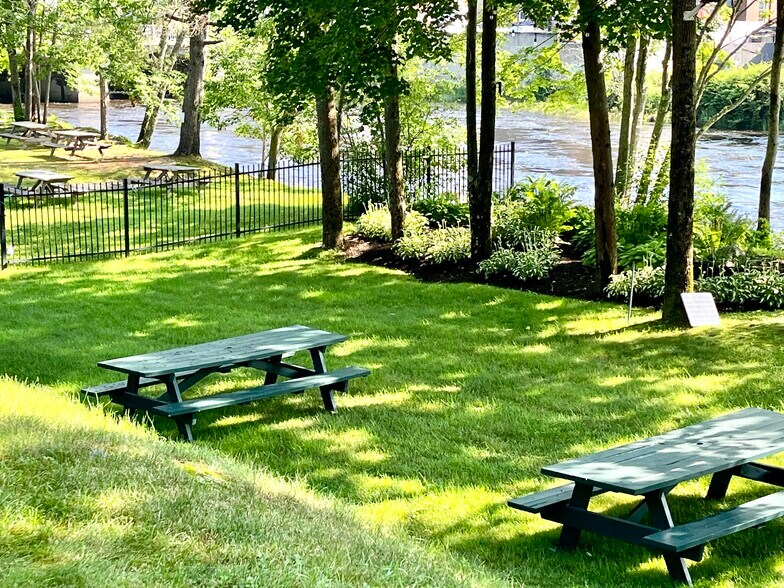 More Photos Of 8 South St, Ellsworth General Retail For Sale