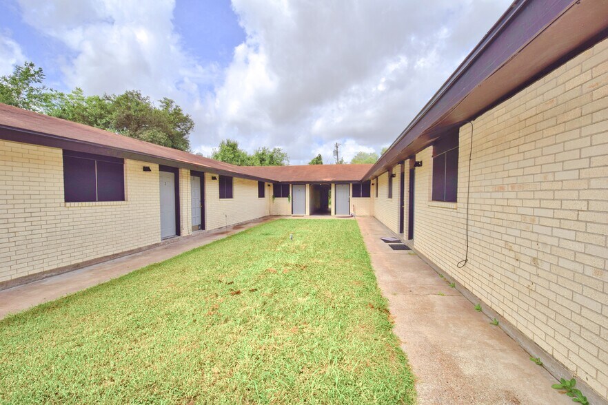 More Photos Of 402 S Tyler St, Beeville Apartments For Sale