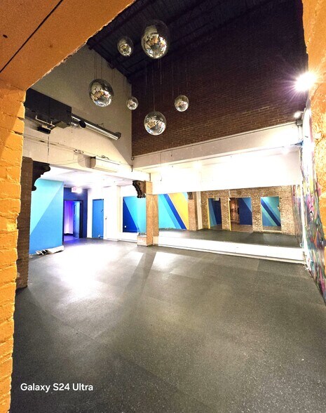 More Photos Of 411 W 39th St, New York Apartments For Lease