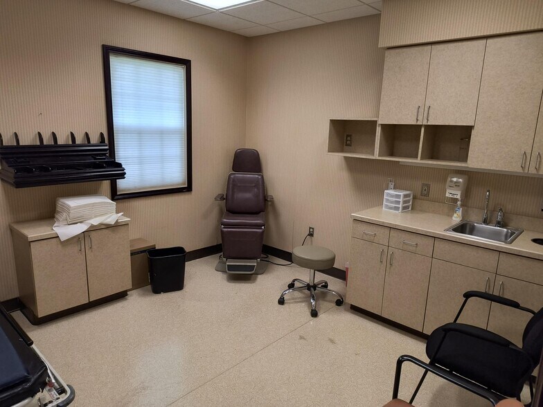 More Photos Of 255 E 90th Dr, Merrillville Medical For Lease
