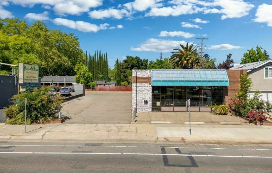 Primary Photo Of 3168 Riverside Blvd, Sacramento General Retail For Sale
