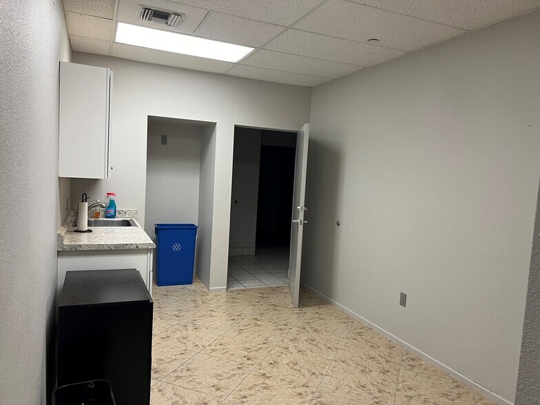 More Photos Of 43725 Monterey Ave, Palm Desert Medical For Lease