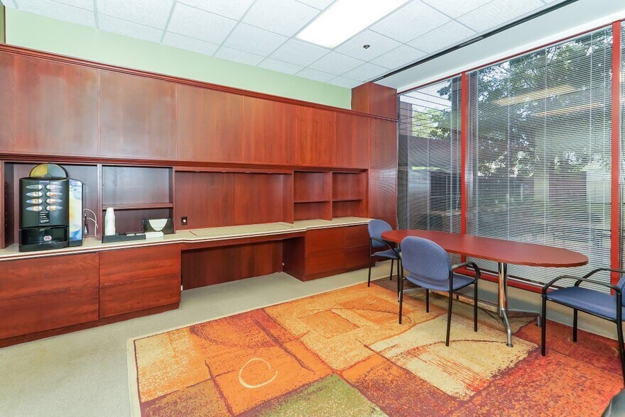 More Photos Of 2033 Main St, Sarasota Office For Lease