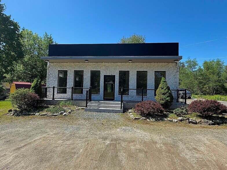 More Photos Of 84 Cimarron Rd, Monticello Freestanding For Sale