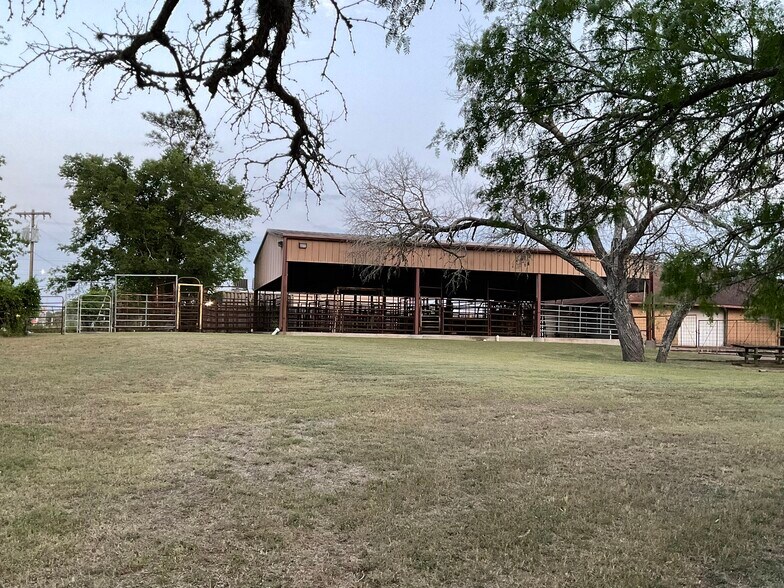 More Photos Of 1310 W Grand Ave, Yoakum Veterinarian Kennel For Sale