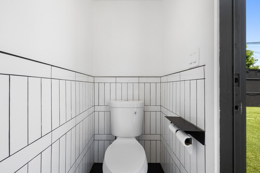 More Photos Of 1630 Aviation Blvd, Redondo Beach Loft Creative Space For Sale