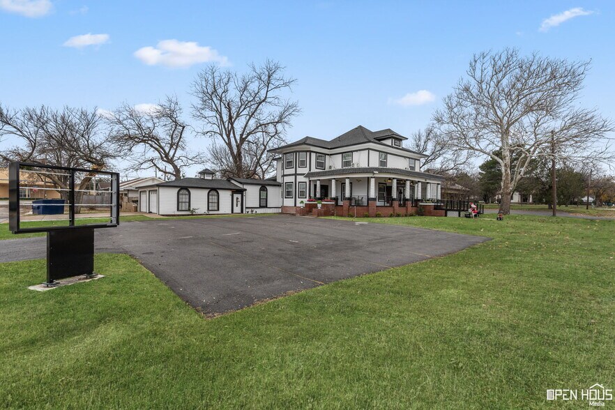 Primary Photo Of 405 W Gilbert St, Henrietta Hospitality For Sale