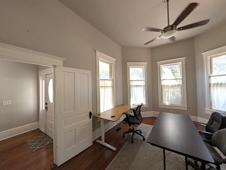 More Photos Of 206 Taylor St, Hutto Office For Lease