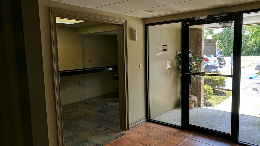 More Photos Of 2580 N 11th St, Beaumont Office For Lease