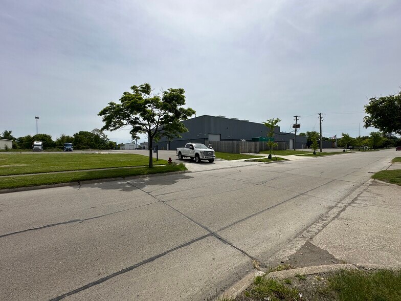 More Photos Of 5836 Hubbard, Garden City Warehouse For Sale