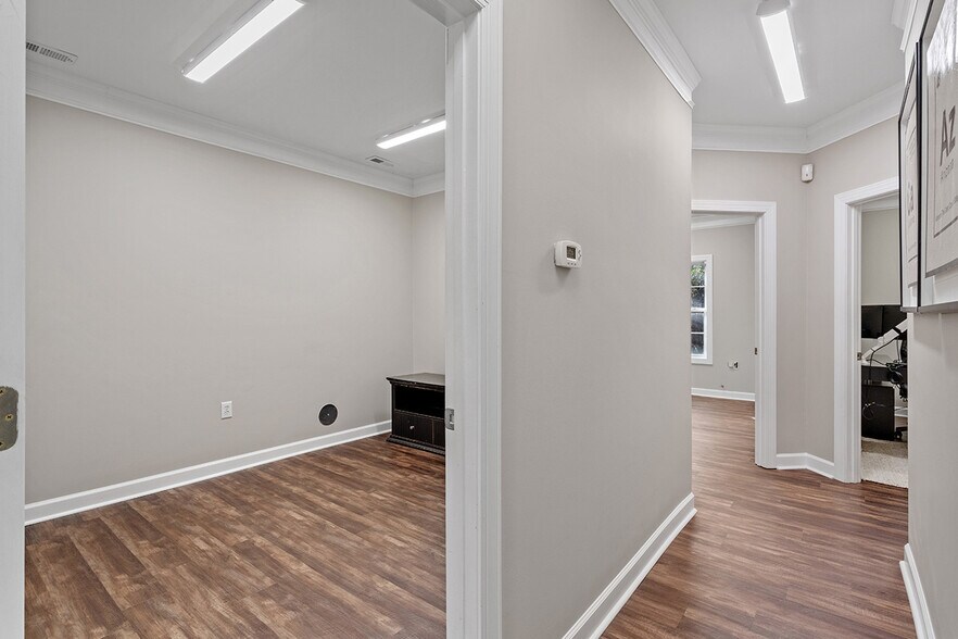 More Photos Of 6501 Creedmoor Rd, Raleigh Office Residential For Lease