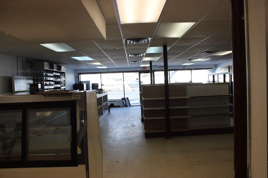 More Photos Of 259 W Washington St, Bristol General Retail For Lease