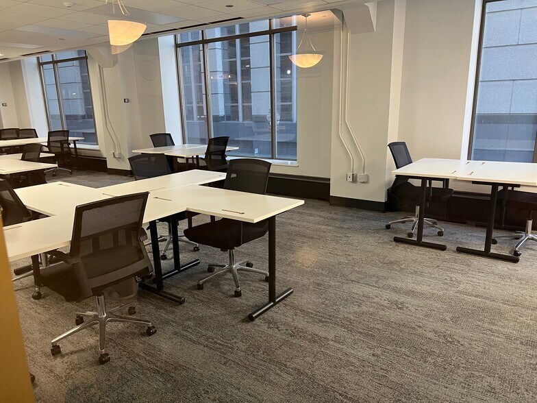 More Photos Of 211 W Wacker Dr, Chicago Office For Lease