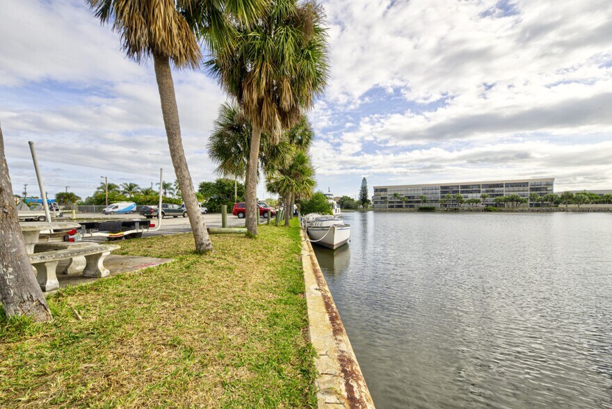 More Photos Of 400-408 W Cocoa Beach Cswy, Cocoa Beach General Retail For Sale