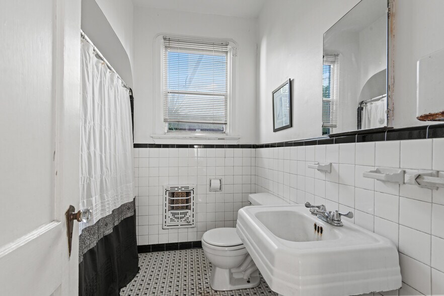 More Photos Of 405 N Causeway Blvd, Metairie Freestanding For Sale