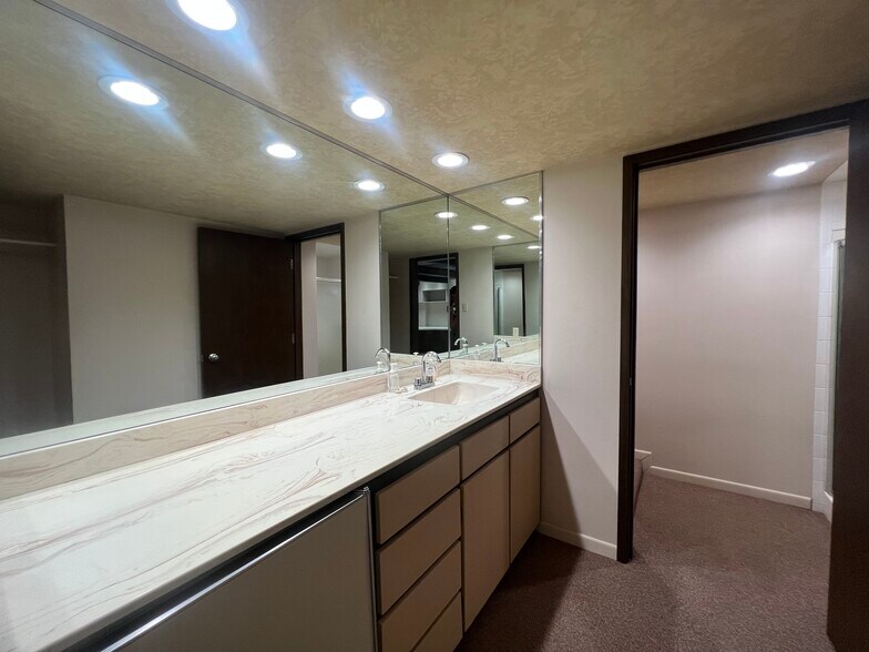 More Photos Of 205 Profit Dr, Victoria Showroom For Sale