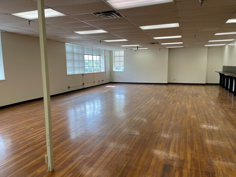 More Photos Of 216 E College St, Seguin Flex For Sale