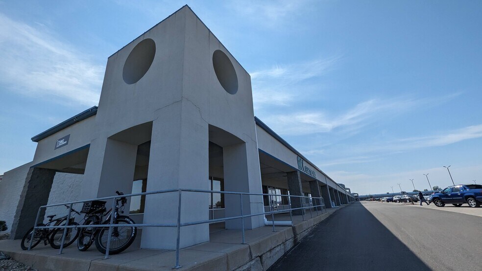 More Photos Of 420-482 Wylie Dr, Normal General Retail For Sale