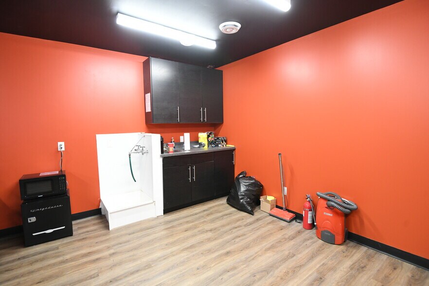 More Photos Of 15826 Stony Plain Rd, Edmonton General Retail For Lease