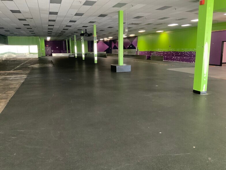 More Photos Of 6095-6125 9th Ave N, Saint Petersburg Unknown For Lease