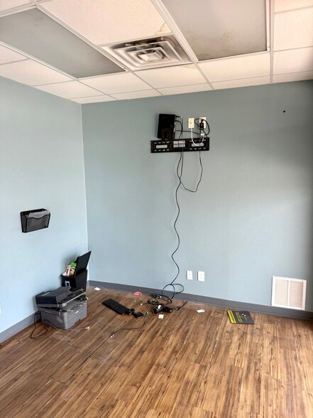 More Photos Of 5704 Kenwick St, San Antonio Service For Lease