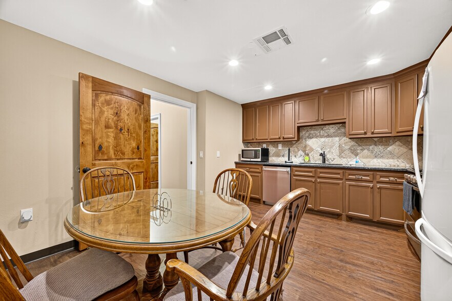More Photos Of 214 N Loop 336 E, Conroe Office For Sale