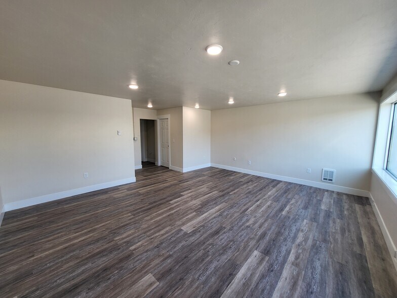 More Photos Of 184 W Pine St, Shelley Office Residential For Sale