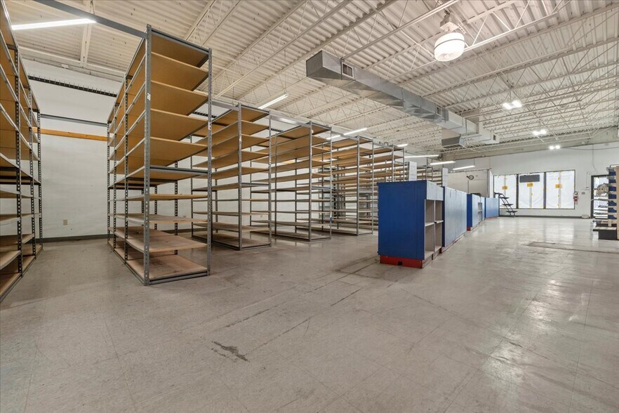 More Photos Of 516 Washington St, Ravenswood Freestanding For Lease