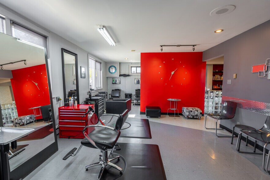 More Photos Of 219 Lochiel St, Sarnia General Retail For Sale