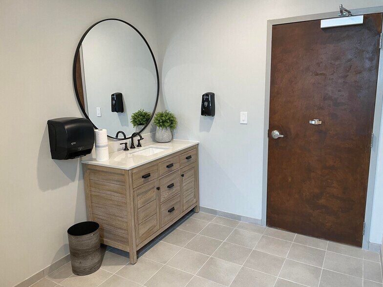 More Photos Of 1914 W Morehead St, Charlotte Office For Sale