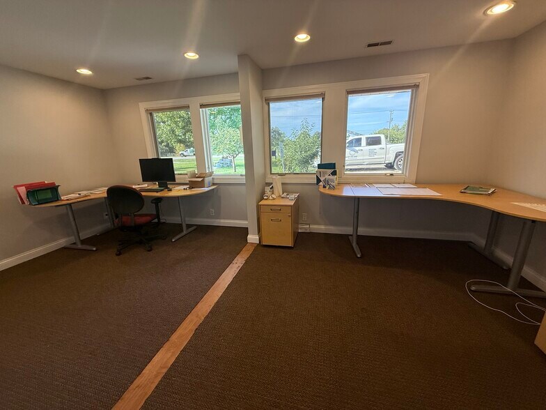 More Photos Of 806 Penny Ave, East Dundee Storefront Retail Office For Lease