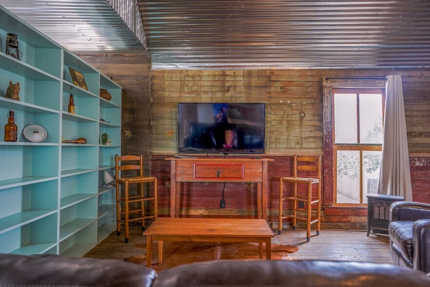 More Photos Of 100 W Murphy St, Alpine General Retail For Sale