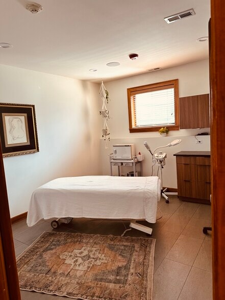 More Photos Of 145-147 S Northwest Hwy, Park Ridge Storefront Retail Office For Lease