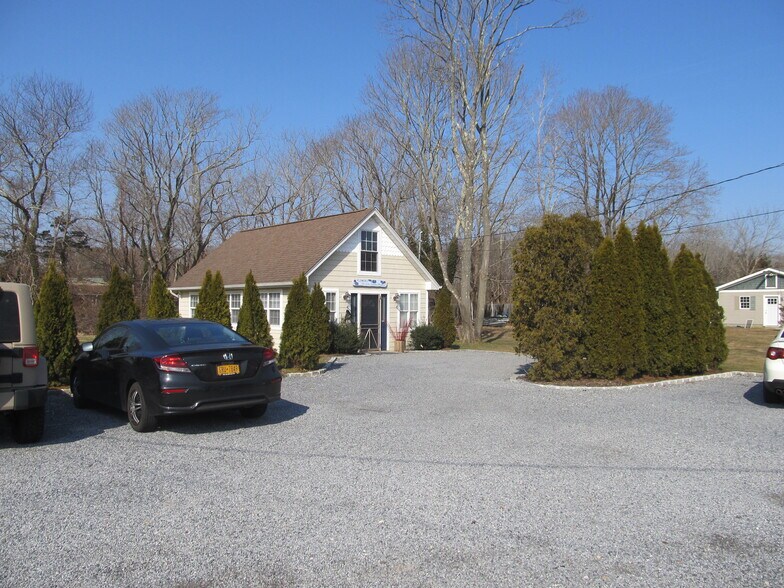 More Photos Of 591 Main St, Center Moriches Apartments For Lease