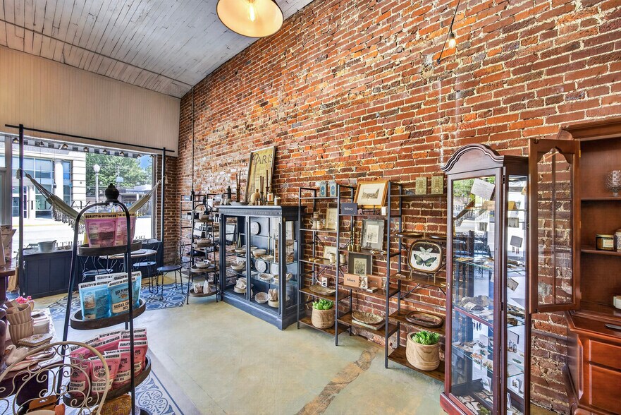 More Photos Of 107 W Commercial Ave, Monterey Office For Sale